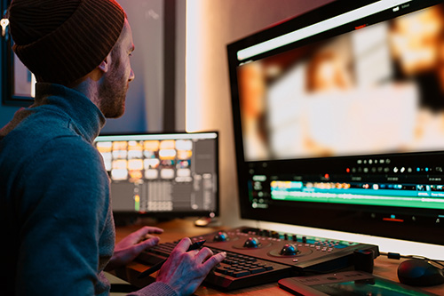 Videoeditor oder cutter arbeitet im Schnittstudio